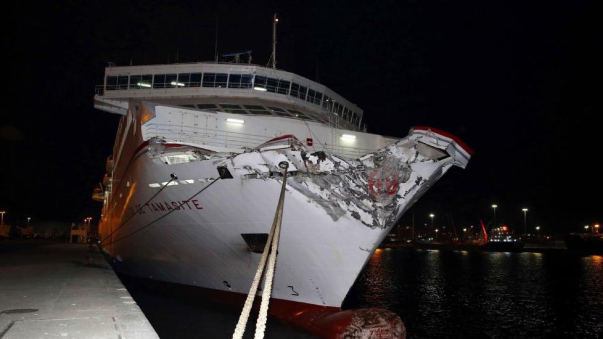 Estado en que quedó el ferry que chocó con un muelle en el puerto de Las Palmas.