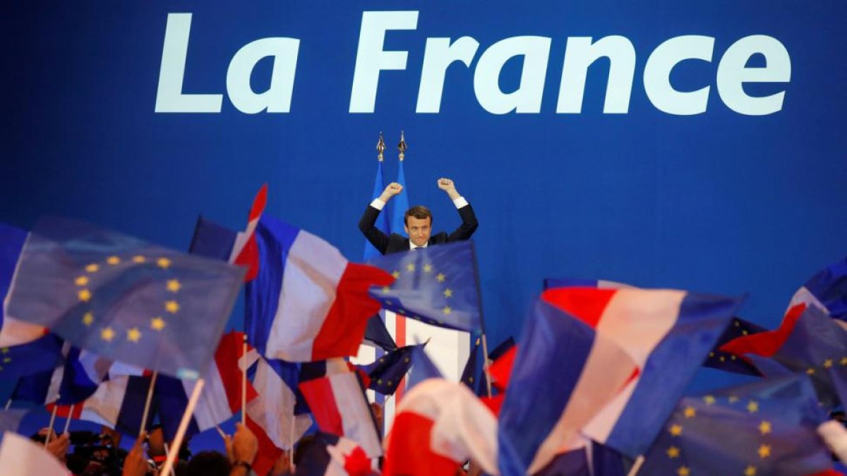 Emmanuel Macron celebra el domingo en la noche su victoria en la primera vuelta electoral.