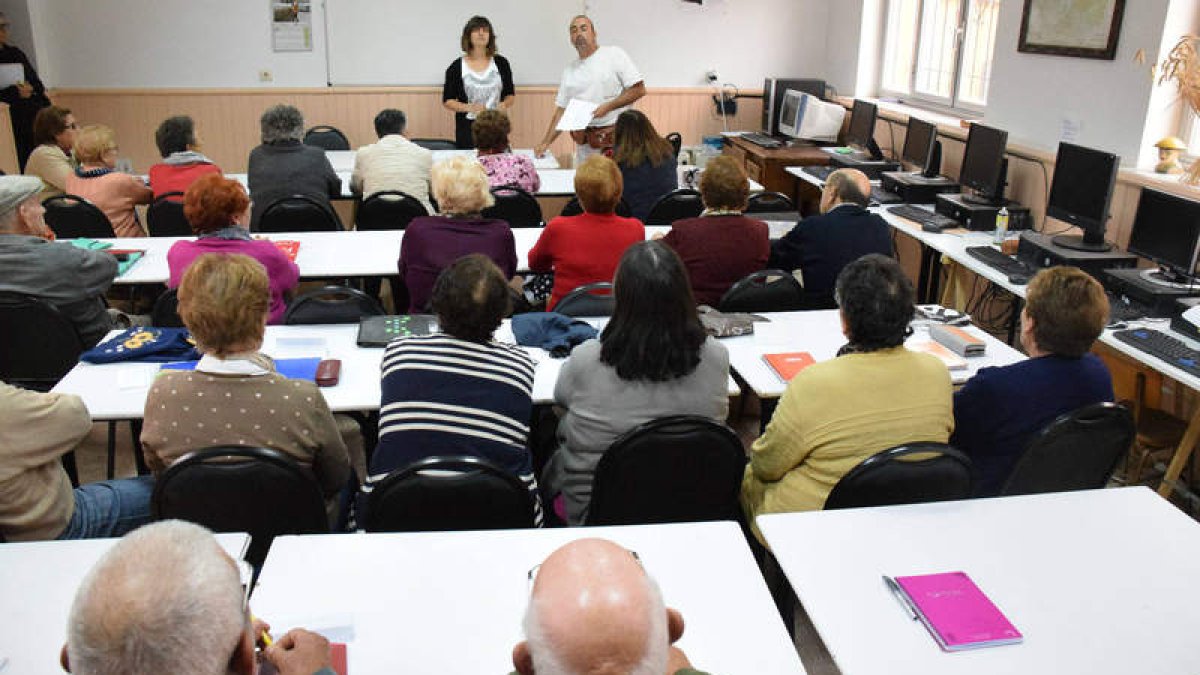 La educadora social y el alcalde dan la bienvenida a los alumnos. DL
