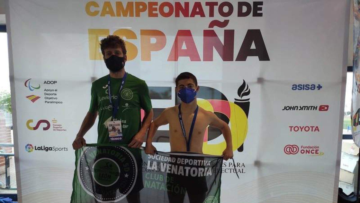 El entrenador de La Venatoria, Jesús Martínez (a la izquierda), junto al nadador Pablo Rodríguez. DL