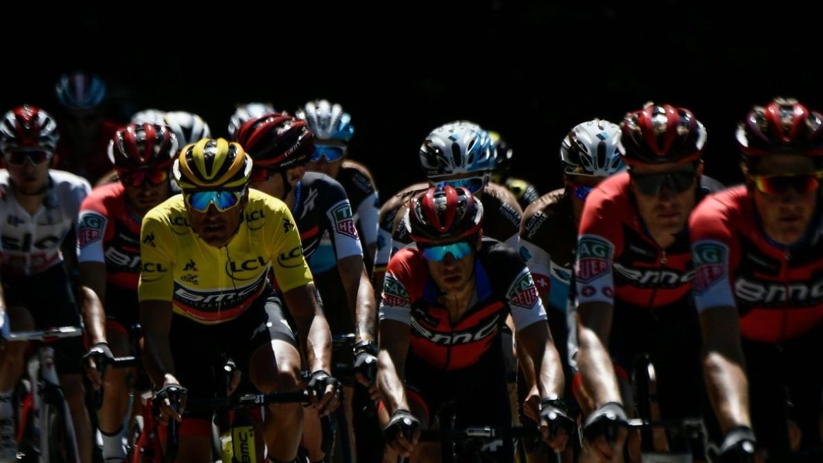 El equipo BMC, con Greg van Avermaet vestido de amarillo, controla durante la quinta etapa del Tour. /