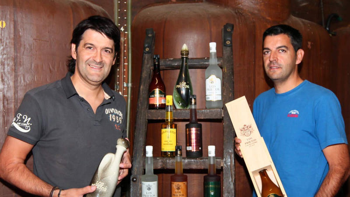 Ricardo y Miguel en la fábrica de licores Los Prietos, de Valdevimbre.