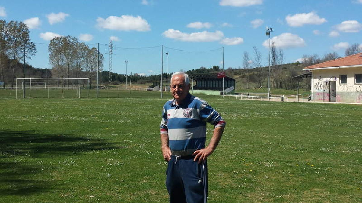 Ricardo Fernández, junto al campo de fútbol de Villabalter.