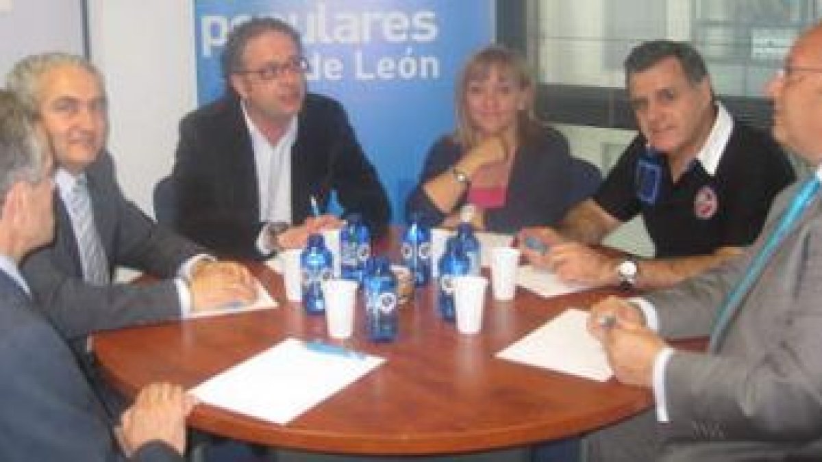Emilio Gutiérrez, Pedro Gallego, Chamorro, Isabel Carrasco, García Bayón y Eduardo Fernández.