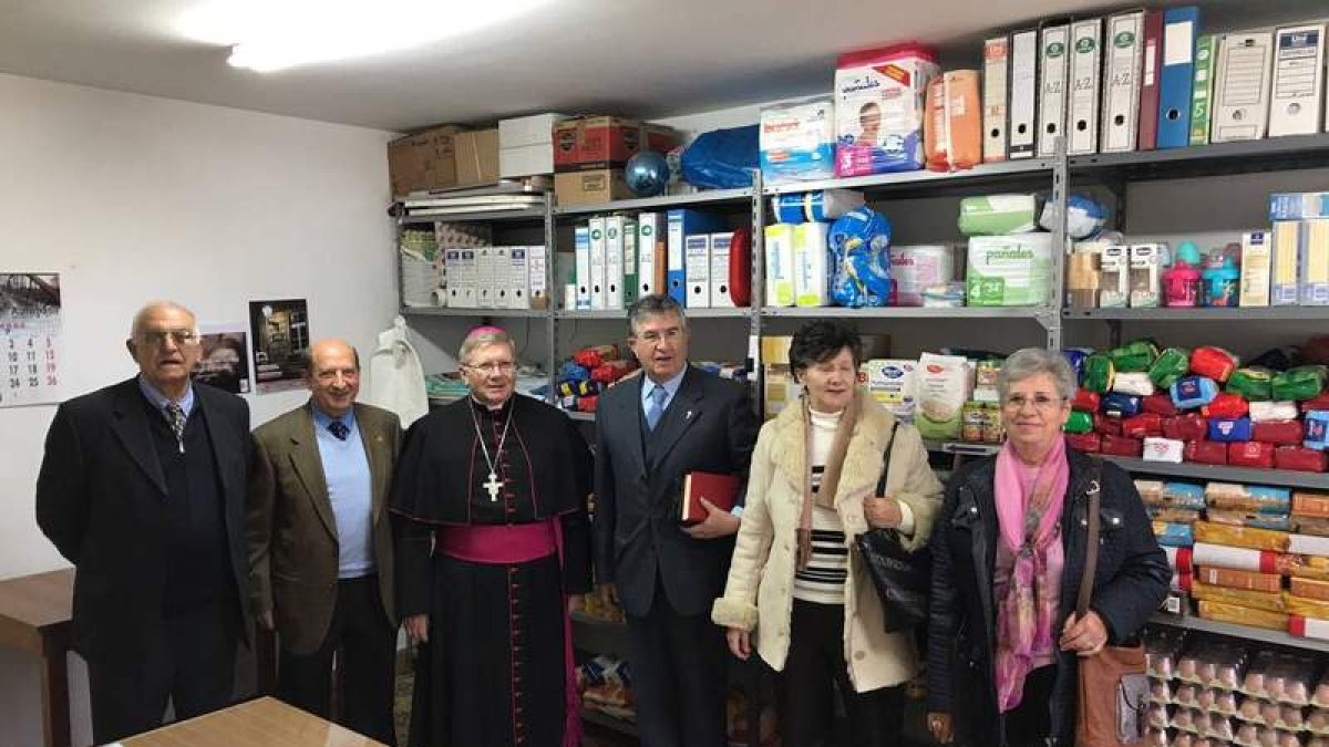 Loss párrocos y los responsables de Cáritas acompañaron al obispo en su visita. A.G. VALENCIA