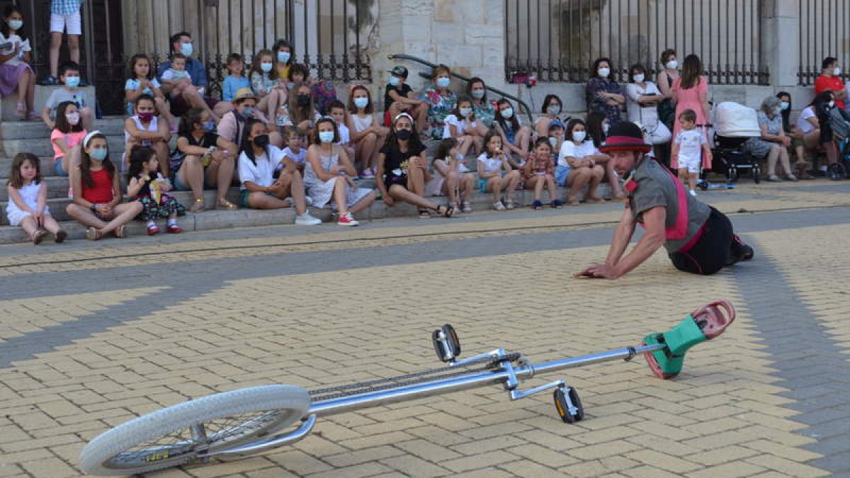 Los espectáculos en la calle en la Plaza Mayor serán el eje de las fiestas de Villamañán. MEDINA