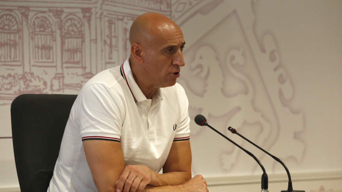 Diez convocó ayer a los medios para criticar a la Junta. FERNANDO OTERO