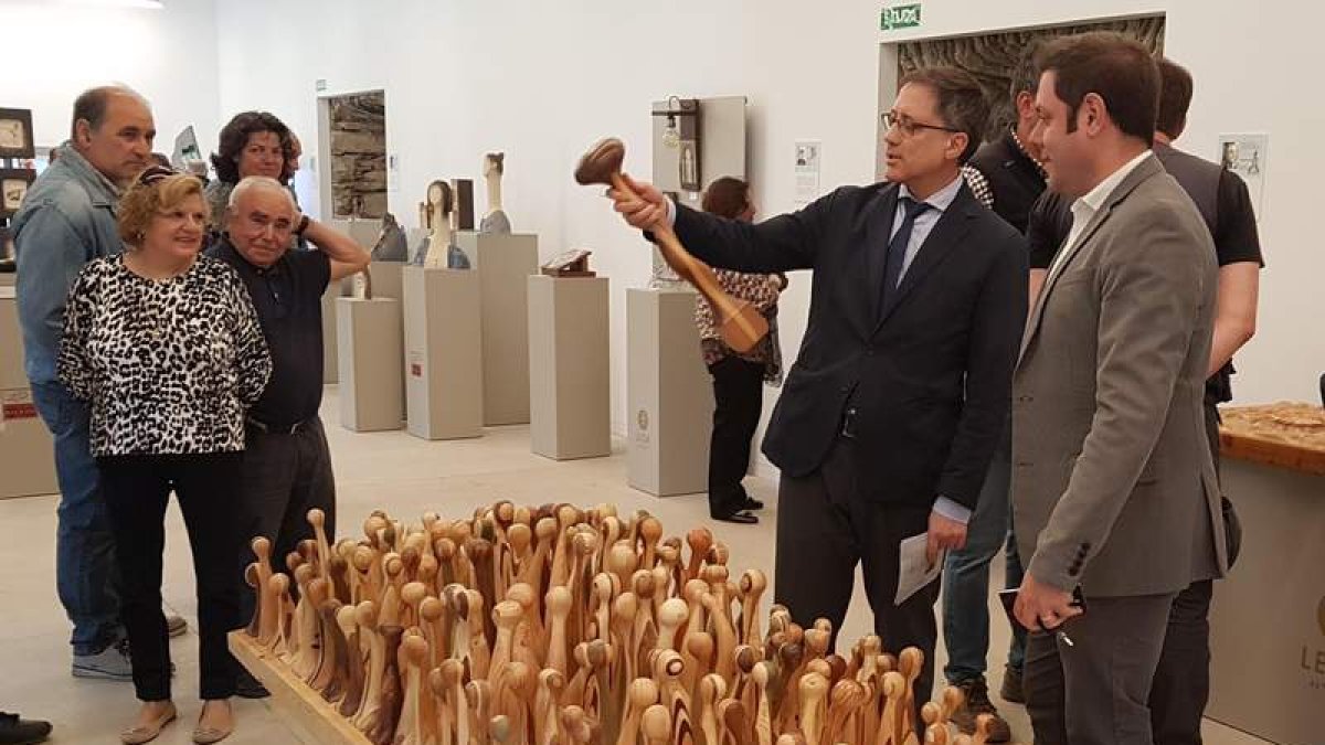 Saiz sostiene una pieza de la obra ‘El baile del agua’. DL