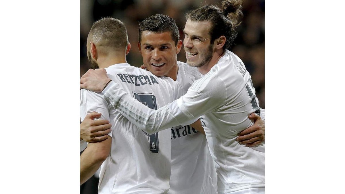 Benzema, Ronaldo y Bale celebran el gol del francés, el primero del partido. BALLESTEROS
