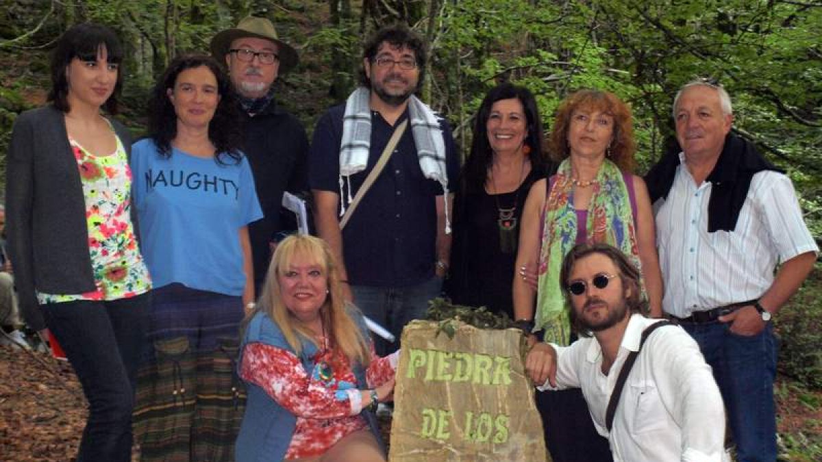 El alcalde de Barjas junto a los poetas participantes.
