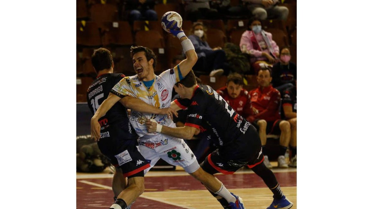 Gonzalo Pérez volverá a estar disponible para Cadenas tras superar su lesión en el pie. FERNANDO OTERO