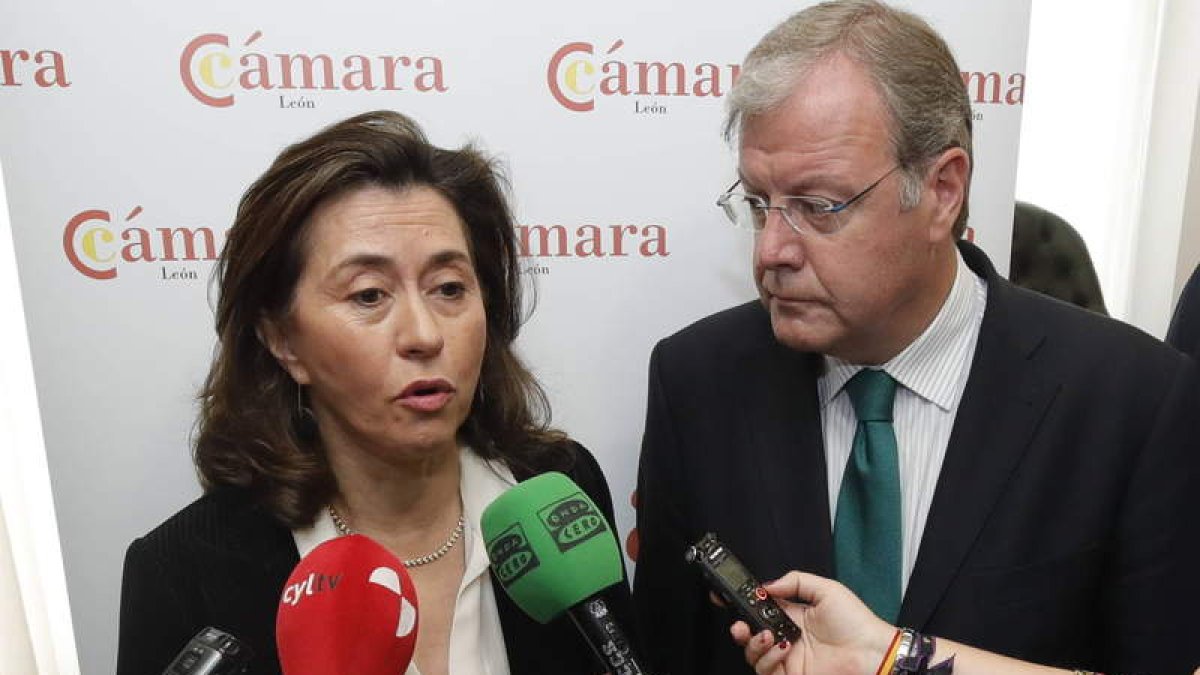 Antonio Silván y la expresidenta de Paradores, Ángeles Alarcó, en la Cámara de León, ayer. RAMIRO