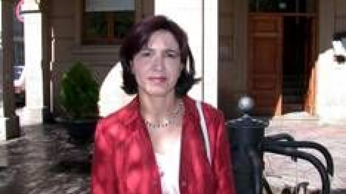 Ana Rosa Sopeña posa en la fuente de los ocho caños de Benavides