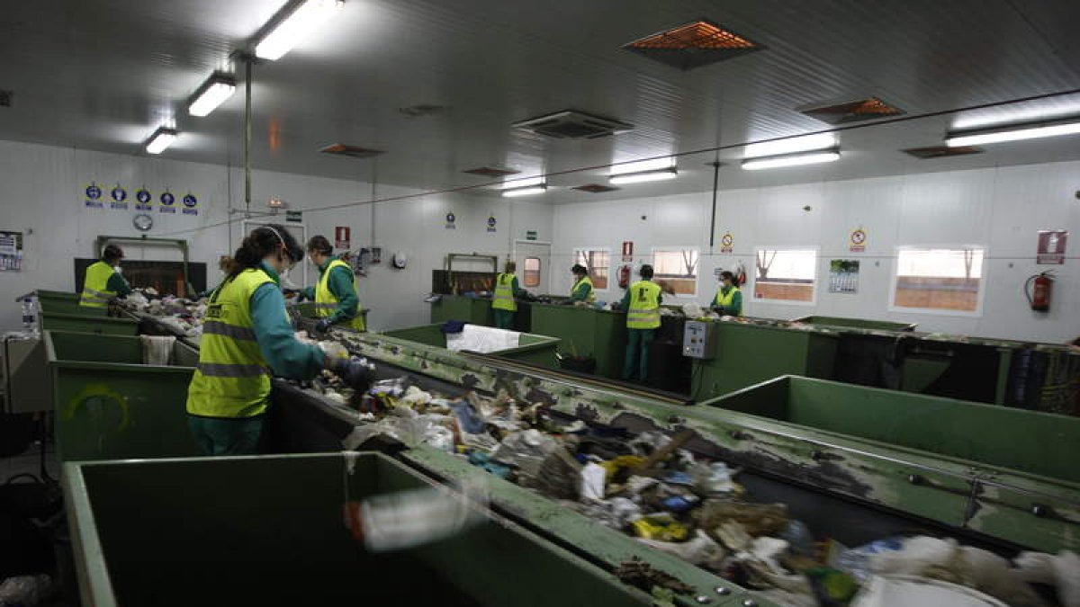 Imagen de trabajadores de Gersul en las cintas de separación de residuos, en el CTR.