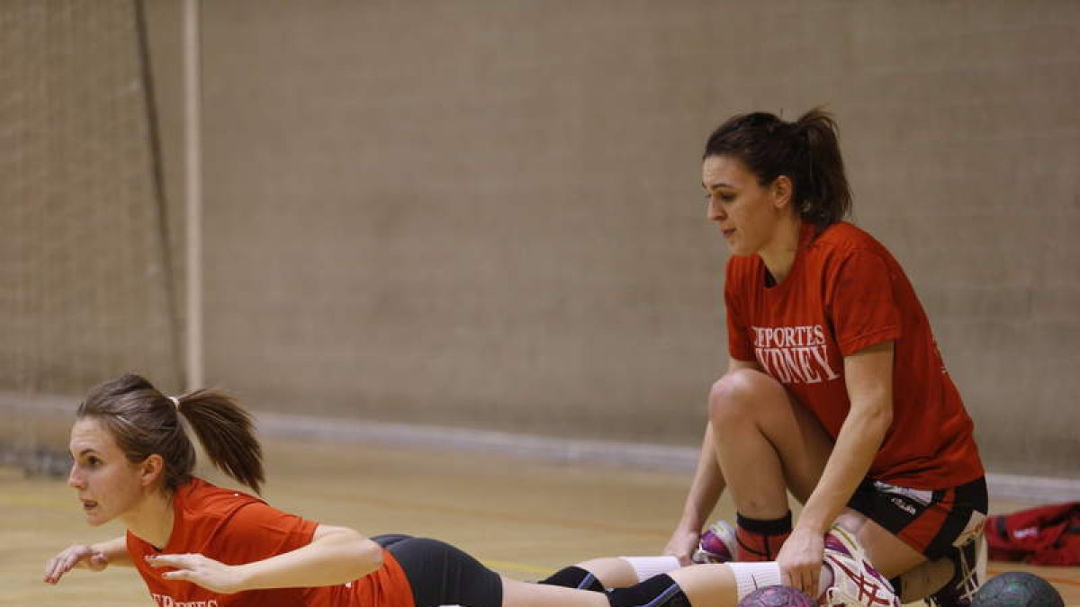 Las jugadoras del Cleba aspiran a competir hasta el final en el derbi ante el Valladolid.
