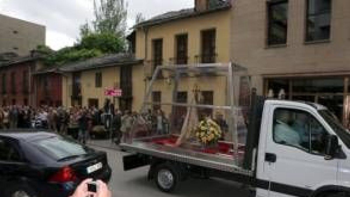Su partida de Ponferrada sirvió para estrenar el «Encinamóvil»