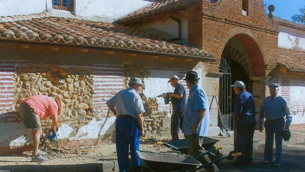 Voluntarios trabajando en la reforma de la iglesia.