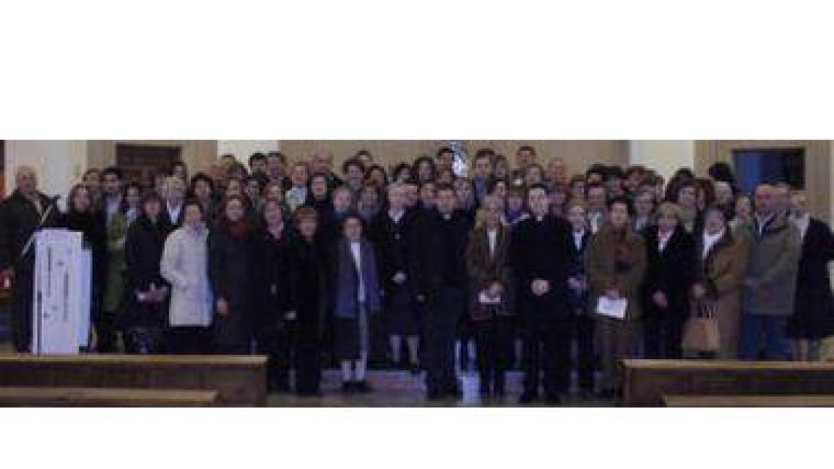 Foto de familia de los asistentes al acto de despedida a Raquel González