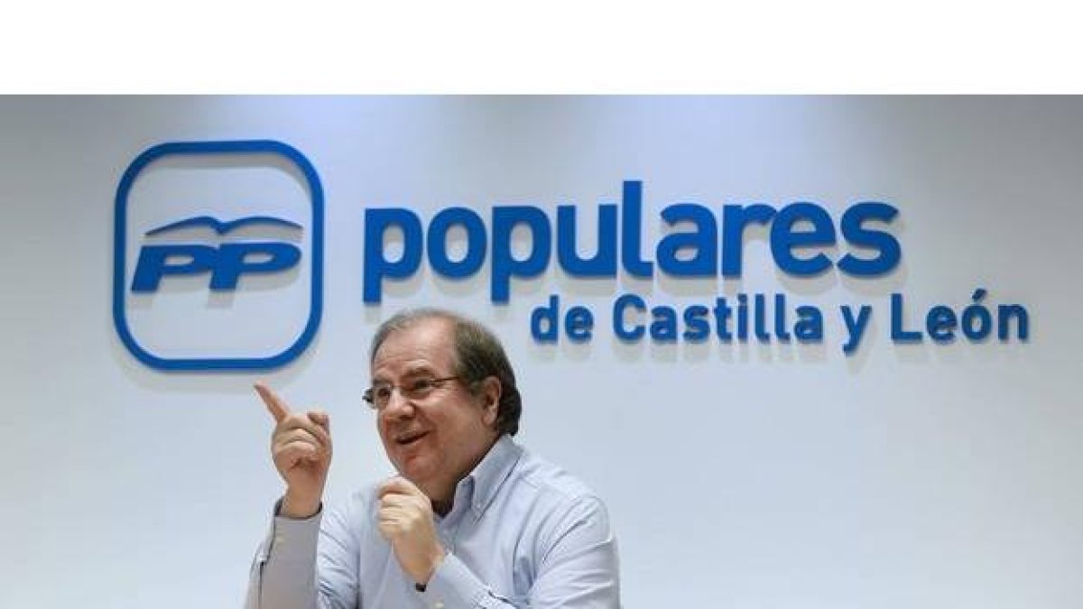 Juan Vicente Herrera, durante la reunión que ha mantenido esta tarde en la sede de su partido con los presidentes provinciales y los miembros del Comité Electoral del mismo para definir la estrategia de la campaña electoral