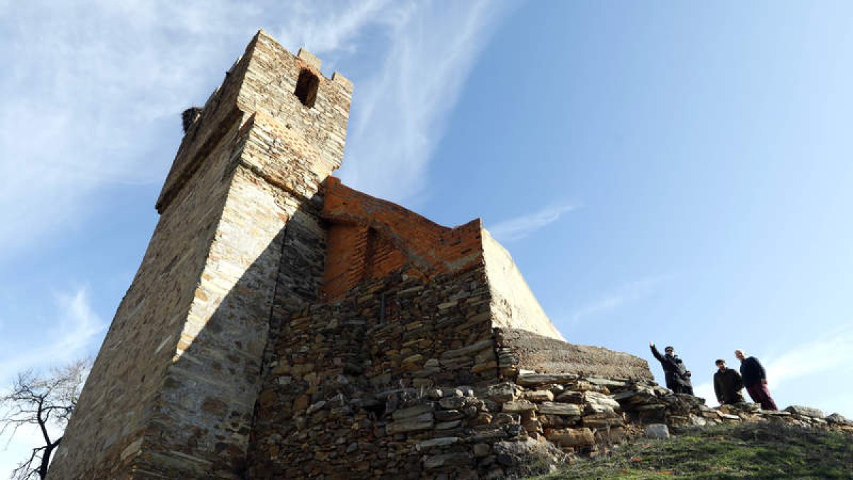 Vistas exteriores e interior de esta maltrecha torre del homenaje, que perteneció a un castillo ya desaparecido. MARCIANO PÉREZ