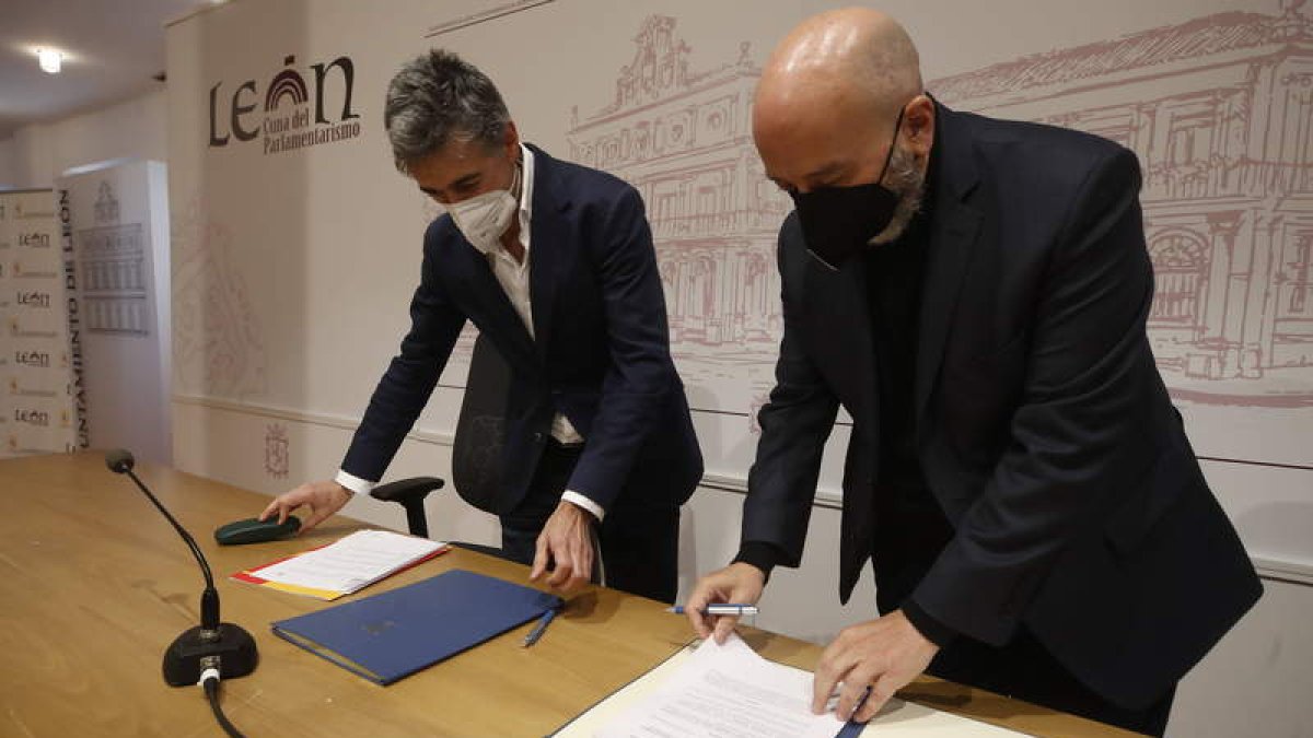 Carmelo Alonso, junto a Joan Cruz, ayer durante la firma del convenio en el consistorio. RAMIRO