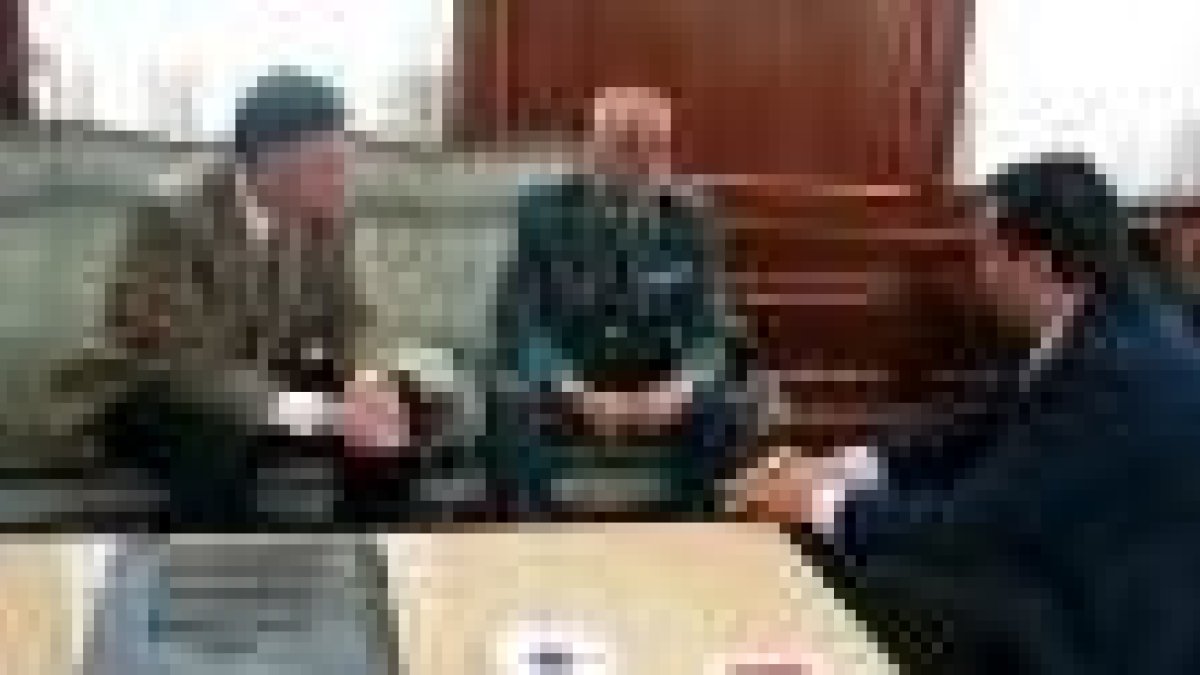 Ángel Valencia, Pedro Laguna y Mario Amilivia, durante el encuentro institucional