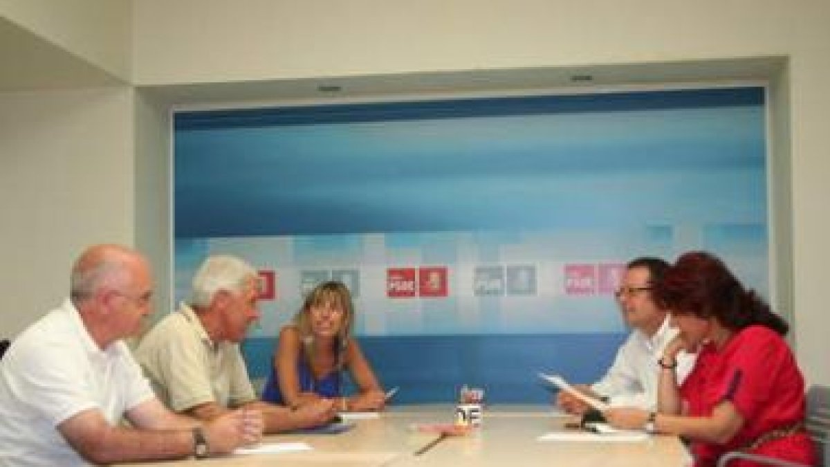 Socialista de San Emiliano con los procuradores de su partido en las Cortes.