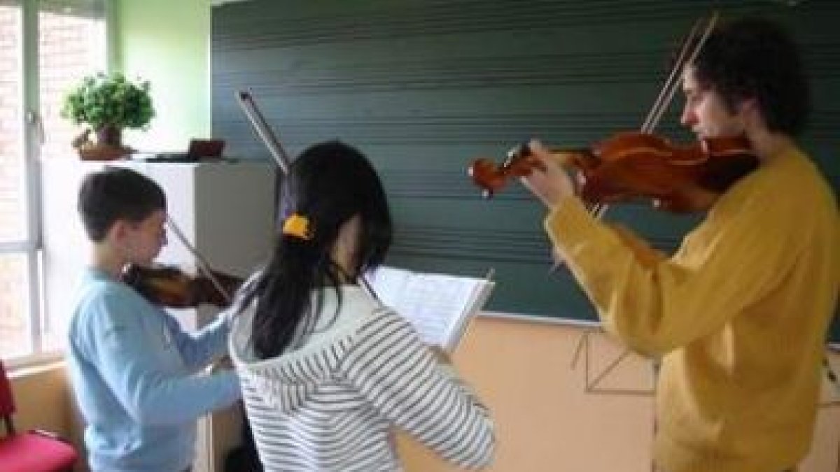 Una clase de violín en la Escuela de Música Ángel Barja.