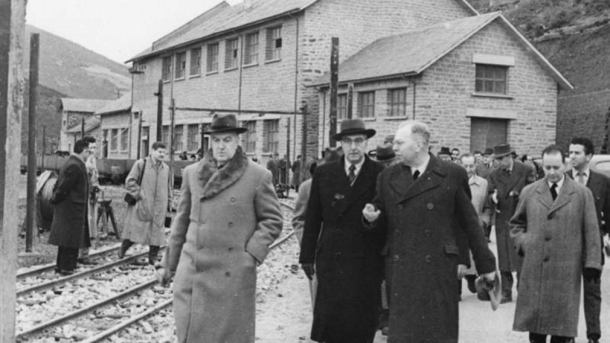 Jorissen (derecha), en 1955 con los ministros. ARCHIVO CLUB XEITU