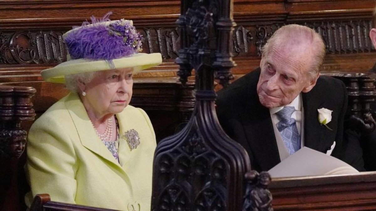 La reina Isabel II y su marido, el príncipe Felipe de Edimburgo, el pasado 18 de mayo durante la boda de su nieto Enrique y Meghan Markle