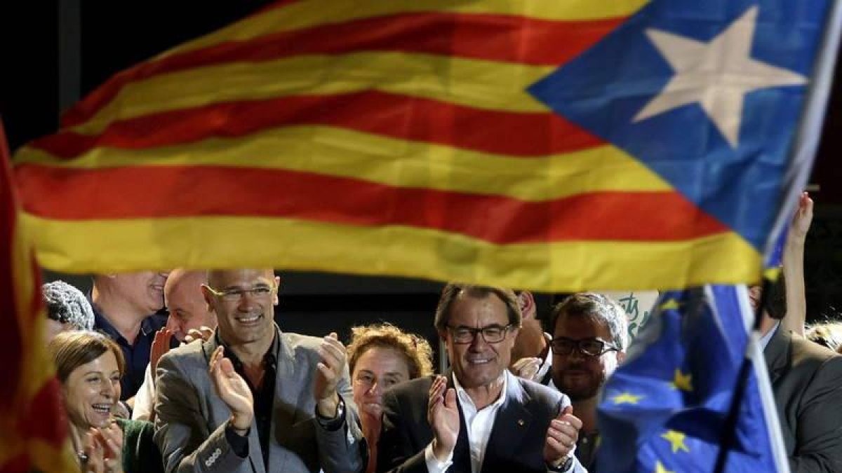 Raúl Romeva, cabeza de lista de Junts pel Si, con Artur Mas, celebran el resultado.