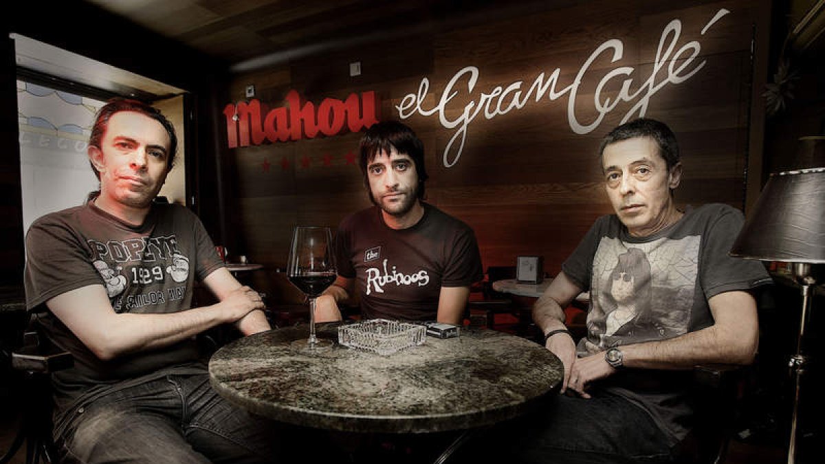 Carlos, Mario y Pepe, banda base que ameniza las jam de El Gran Café.