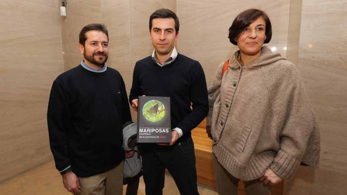 David César Manceñido, Félix Javier González y la edil Cristina López Voces, ayer en la Obra Social.