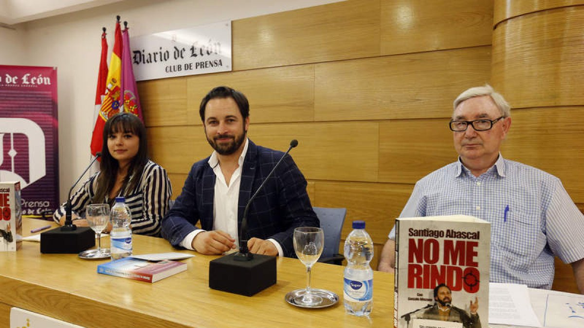 Santiago Abascal, en el centro de la imagen, durante su intervención en el Club de Prensa.