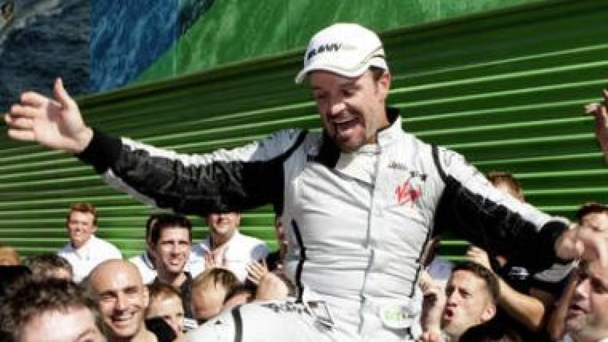 Rubens Barrichello celebra con los miembros de su equipo su triunfo en el G. P. de Europa.