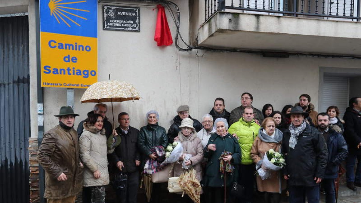 Familiares de los concejales fusilados posaron con el alcalde y la corporación junto a la placa. LDM