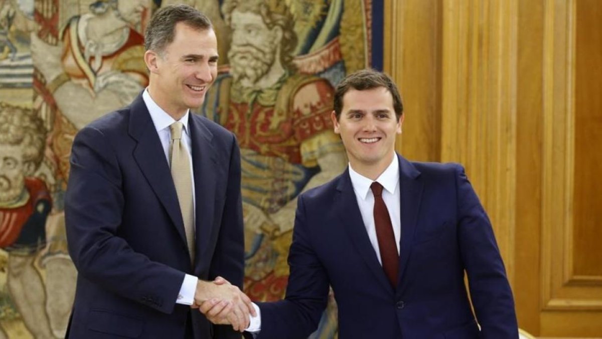 El líder de Ciudadanos, Albert Rivera, con el Rey en la tercera ronda de conversaciones sobre la investidura