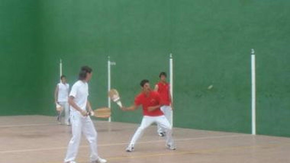 Álvaro Benavides y Borja Díez, de oscuro, lograron la medalla de bronce en el Nacional Juvenil.