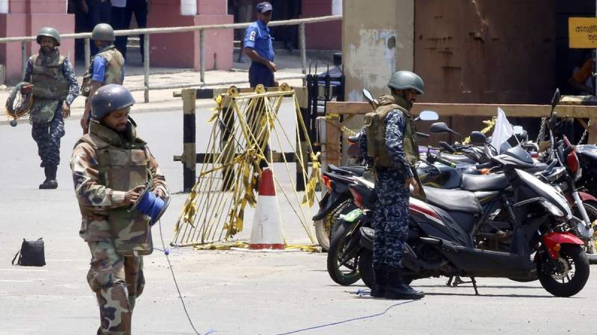 Soldados antes de detonar una posible bomba. M. A. PUSHPA KUMARA