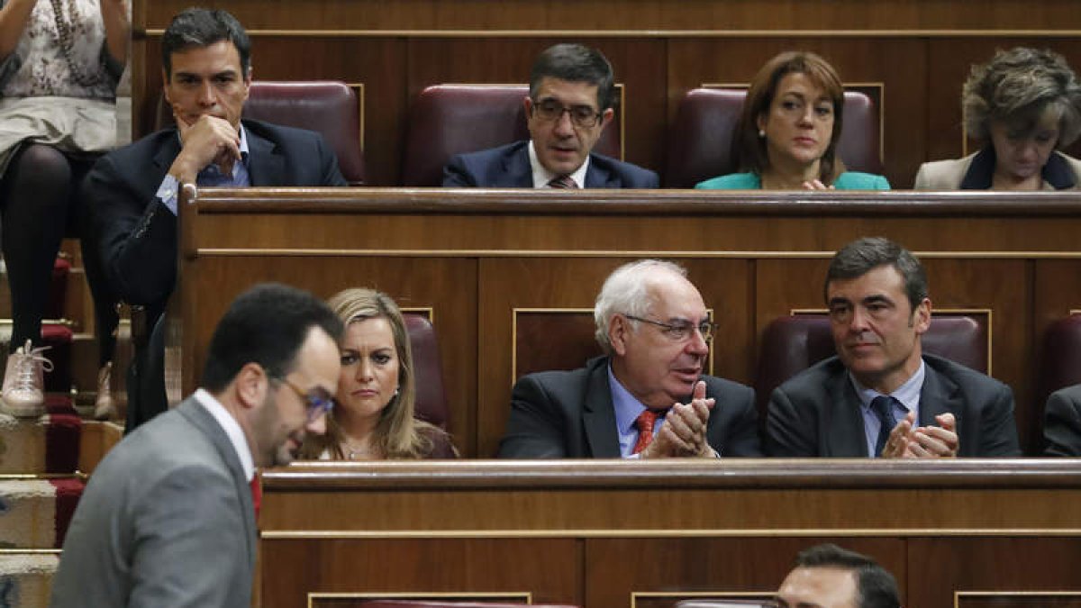 El portavoz socialista, Antonio Hernando, junto a sus compañeros de partido. JAVIER LIZÓN