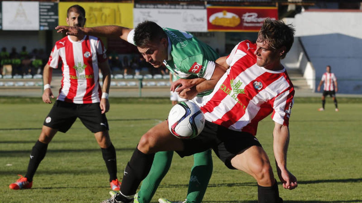 El Atlético Astorga mostró su mejor cara en la segunda parte. En la acción Diego trata de imponerse a un rival zamorano.