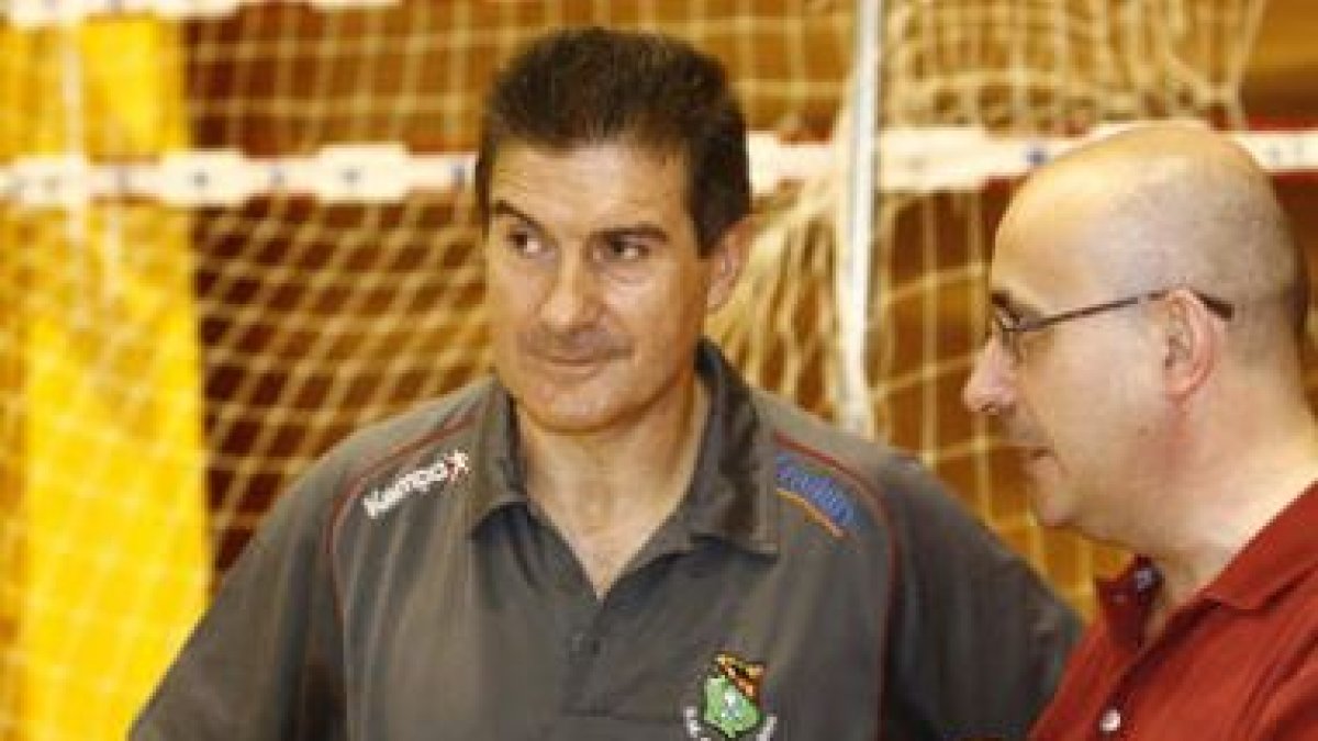 Cadenas y Ribera durante un amistoso de pretemporada entre Ademar y Granollers.