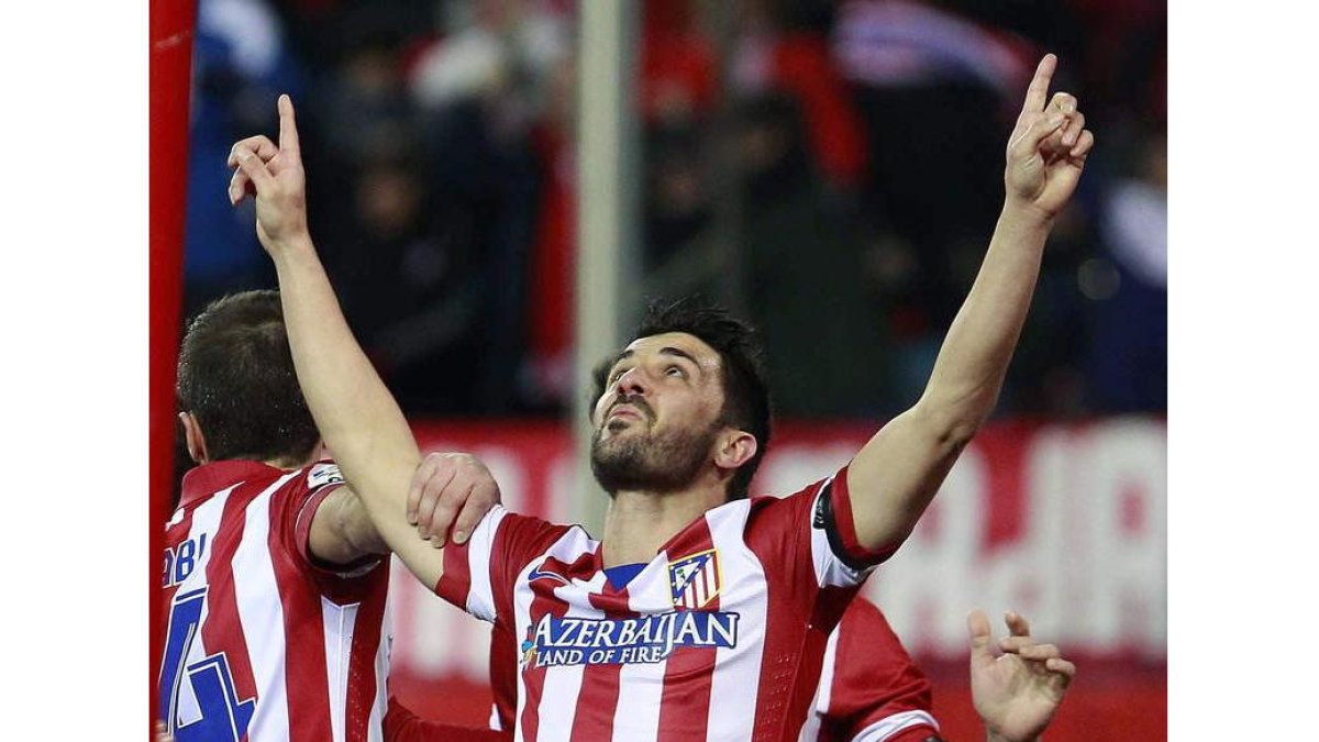 Villa dedicó su gol, el primero del Atlético, a Luis Aragonés. Después terminó lesionado.