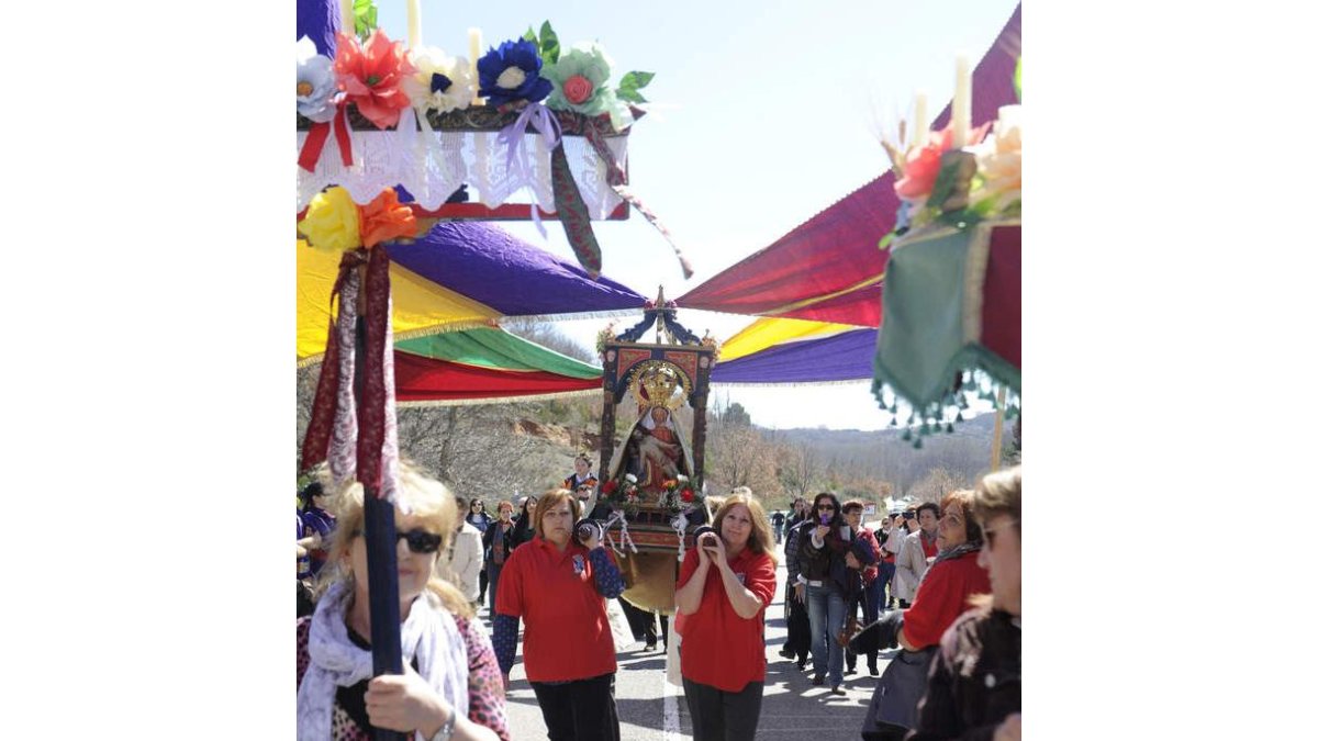 Las mujeres portan hasta Valdesamario a la Virgen de la Garandilla.