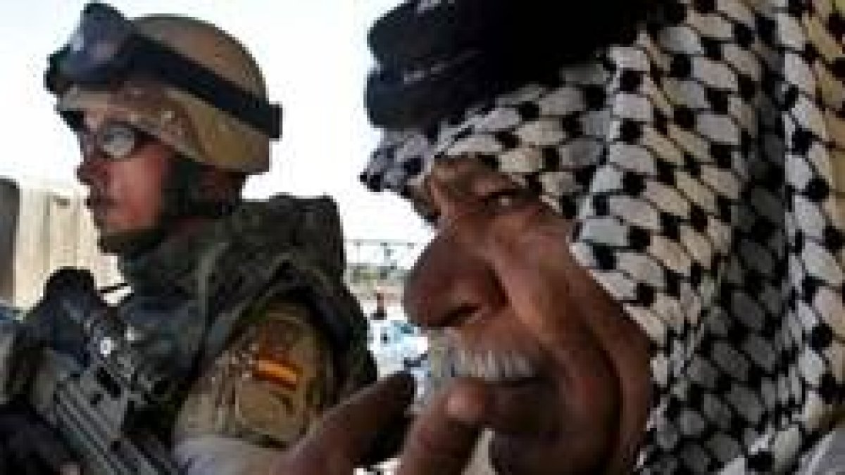 Un ciudadano iraquí observa a las tropas españolas desplegadas en Diwaniya