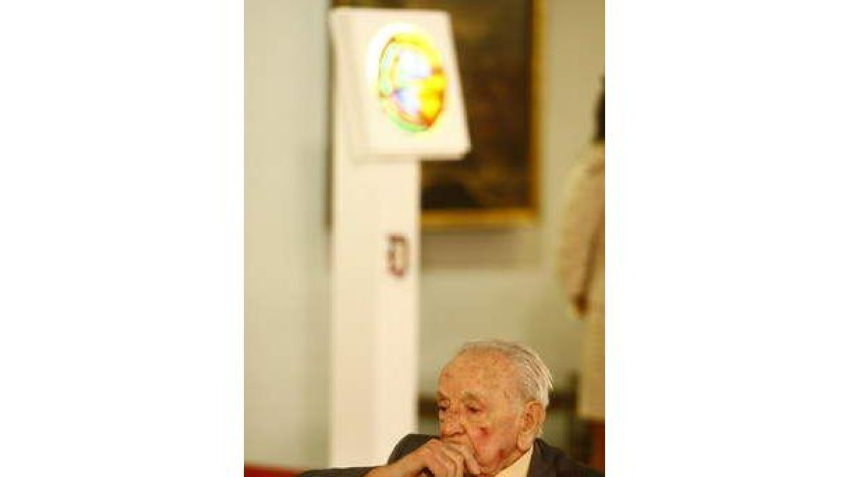 Burgos acogerá hoy la primera exposición pictórica del escritor y columnista Victoriano Crémer