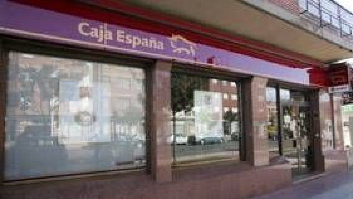 El alcalde defiende que la unión de Caja España con Caja Duero duplicaría oficinas y servicios
