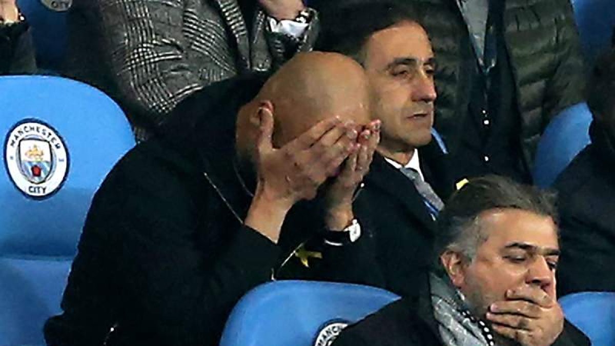 Guardiola ve el partido en tribuna tras ser expulsado. NIGEL RODDIS