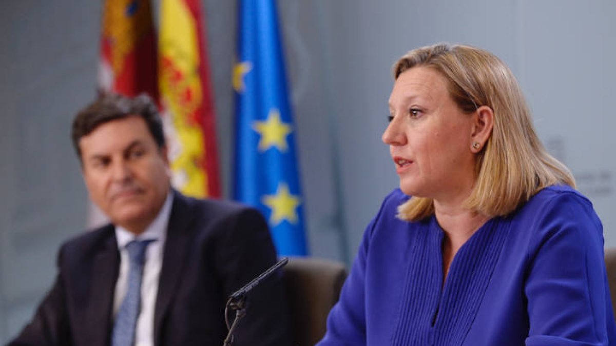 El consejero de Economía y Hacienda y portavoz, Carlos Fernández Carriedo (i) y la consejera de Familia e Igualdad de Oportunidades, Isabel Blanco (d) comparecen este jueves en rueda de prensa posterior al Consejo de Gobierno. NACHO GALLEGO