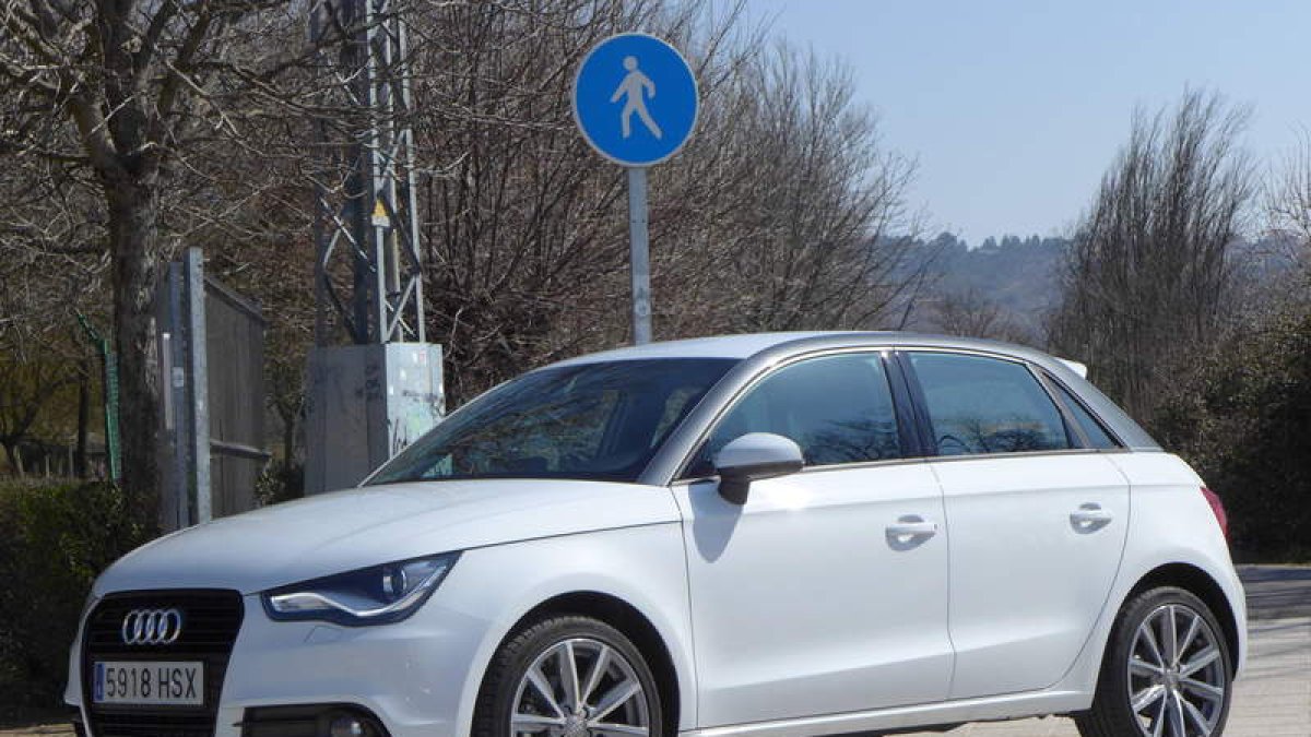 El discreto alerón que remata la luneta y los pilotos tridimensionales personalizan la zaga.